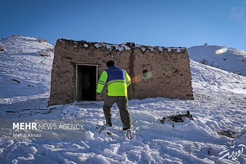 (تصاویر) عملیات نجات چوپانان از دل کوه&zwnj;های برفی زنجان
